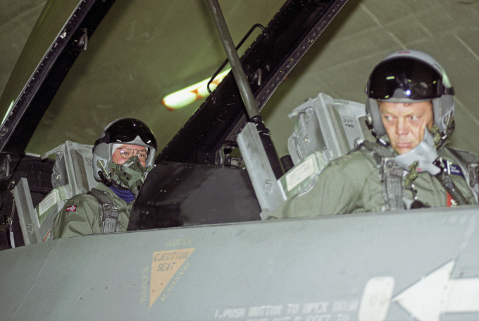 Kronprins Haakon fløy F16 jagerfly 1. oktober 1991. (Foto: Rolf Øhman, Aftenposten/NTB)